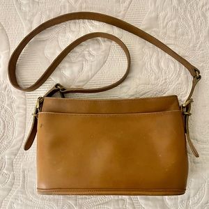 SOLD ❌ Coach 9802 90’s Equestrian Slim Shoulder British Tan Leather Zip Bag